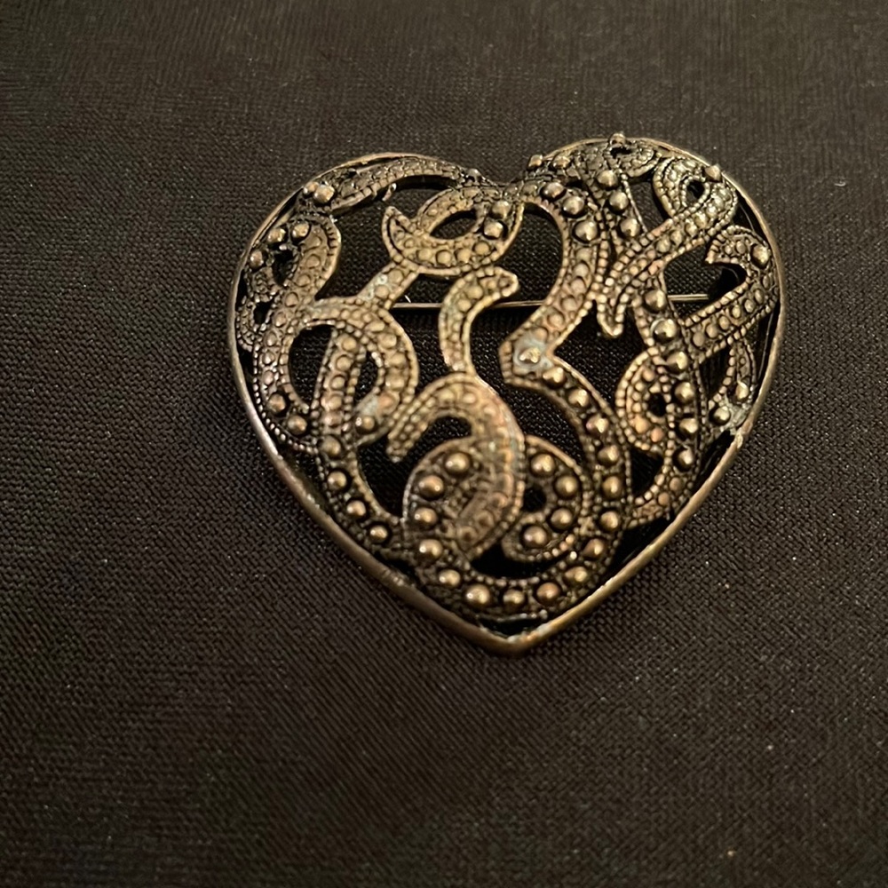 💕Oversized Scroll Heart Brooch💕